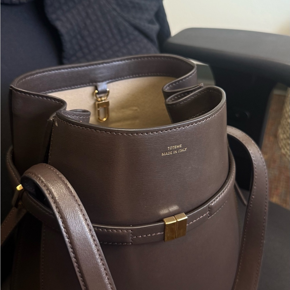 Toteme Leather Belted Bucket Bag - Picture 4 of 12